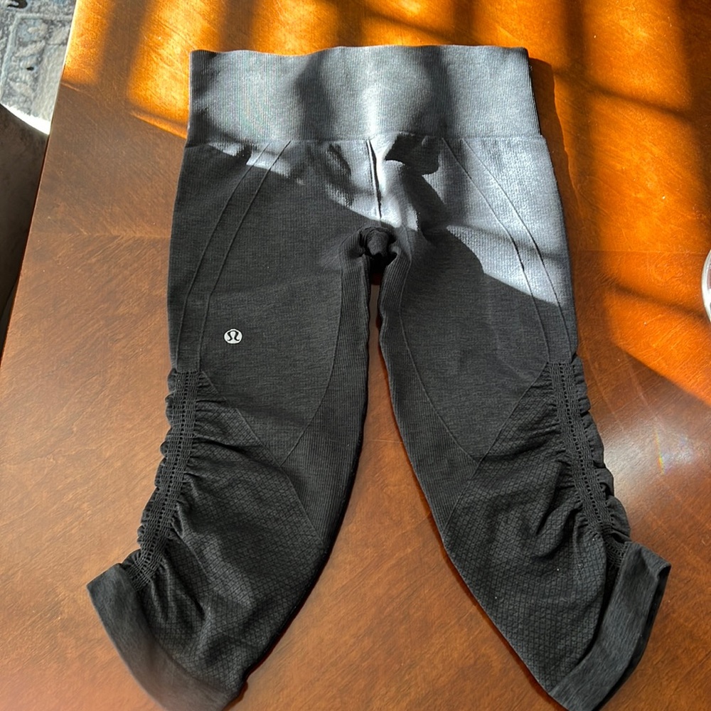 Great condition cropped Lululemon leggings size 4.